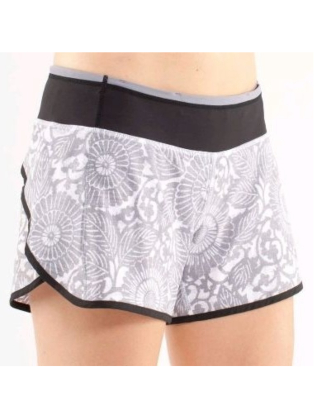 Lululemon Run Ultra Short II Beachy Floral White Fossil Black size 6